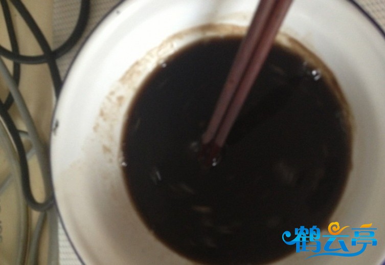 然后放电磁炉上，加入热水，加热