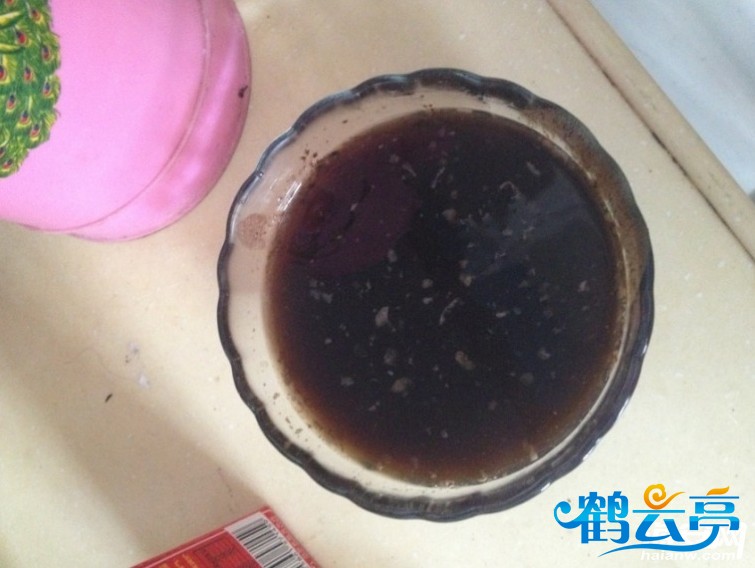 倒入沙拉碗里面冷却